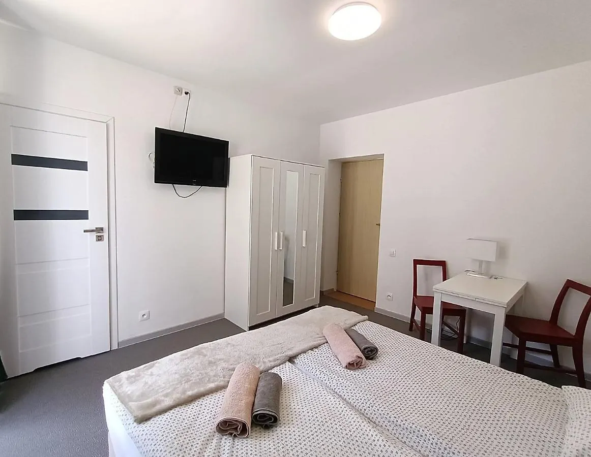 Firstroom Gdańsk 0*,